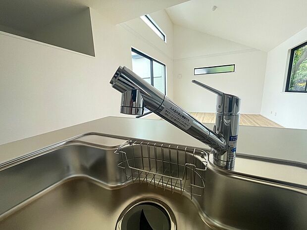 【ビルトイン浄水器】キッチンには浄水器を標準装備。最近は水を飲むという場面以外にも料理で使用したり、野菜を洗う場合もキレイな水で洗いたいという人が増えてきています。