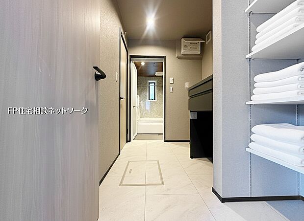 【その他内観】【ランドリールーム】  本画像はAIがCGでタオルを作成しており、実際の現地にタオルは設置されておりません。また、販売価格に家具等は含まれておりません。