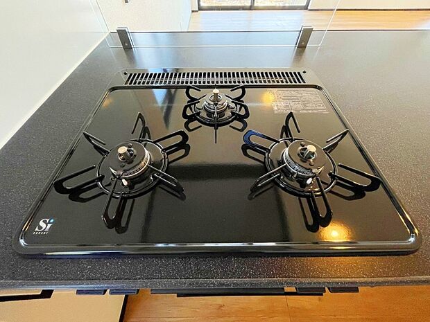 【3口ガスコンロ　】慣れている方も多く、火力が目に見えるため、使いやすいという方も多い、3口のガスコンロ仕様です。