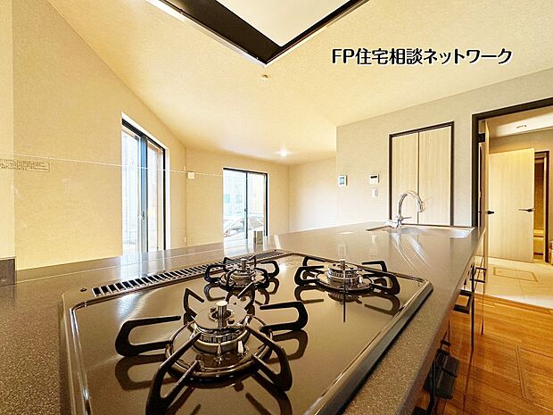 【キッチン】黒で統一されたペニンシュラキッチンが主役の空間。光あふれる開放的なLDKは、家事効率とデザイン性を両立。ゆとりある暮らしを叶えます。