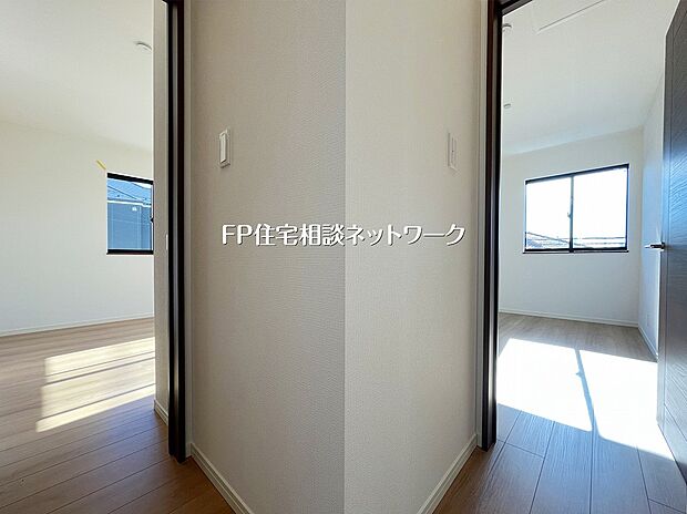 【その他内観】二つの洋室へそれぞれつながる明るい動線。どちらの部屋にも心地よい光が差し込み、子ども部屋や寝室など多目的に使える柔軟な空間が広がります。