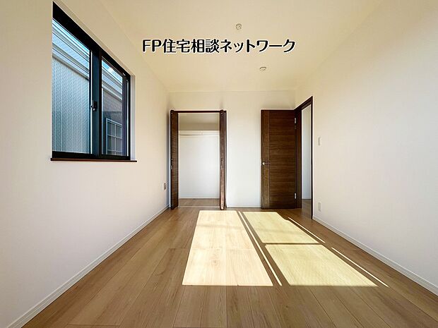 【洋室】明るい日差しがたっぷり入る心地よい洋室。クローゼットも備わり収納面も安心。寝室や子ども部屋など、用途に合わせて使いやすいシンプルで快適な空間です。