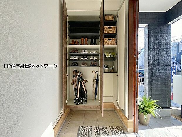 【収納】【クローゼット】 本画像はAIがCGで衣類を作成しており、実際の現地に衣類は設置されておりません。また、販売価格に衣類等は含まれておりません。