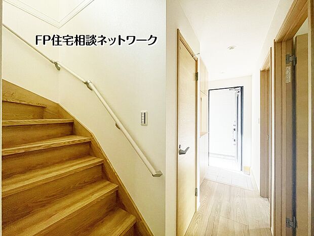 【その他内観】【廊下・階段】  類似外観同仕様、施工例のため分譲中の建物とは外壁、屋根開口部等の形状・仕様が異なります。