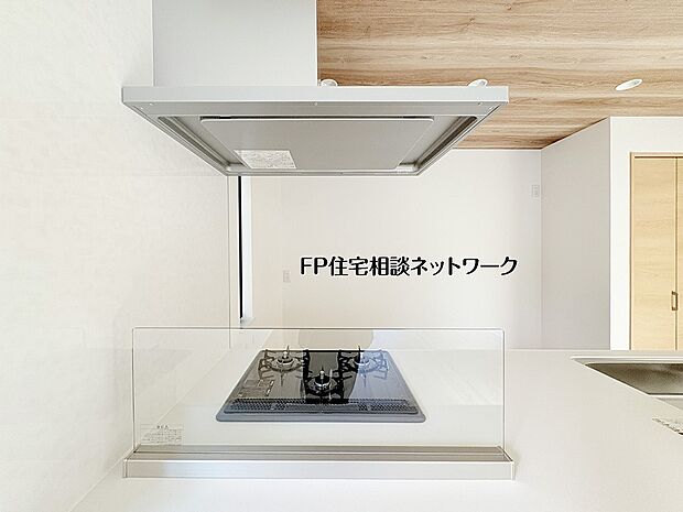 【その他内観】【キッチン】  類似外観同仕様、施工例のため分譲中の建物とは外壁、屋根開口部等の形状・仕様が異なります。