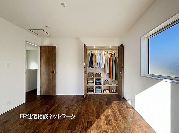 【洋室】【洋室8帖】  本画像はAIがCGで家具を作成しており、実際の現地に家具は設置されておりません。また、販売価格に家具等は含まれておりません。