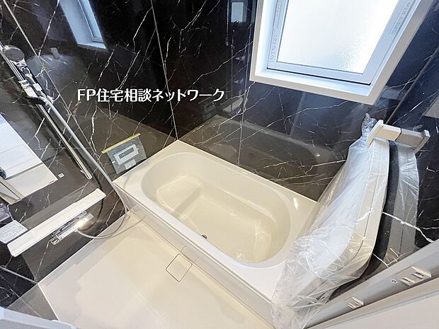 【浴室】高級感のあるアクセントパネルを採用した浴室は、毎日のバスタイムを上質なひとときに演出。窓付きで換気もしやすく、明るく清潔感のある快適な浴室空間です。