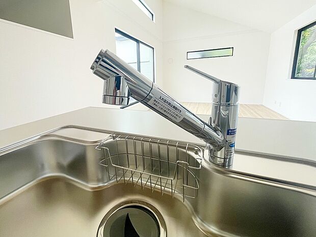 【浄水器一体型水栓】同仕様設備：キッチンには浄水器を標準装備。最近は水を飲むという場面以外にも料理で使用したり、野菜を洗う場合もキレイな水で洗いたいという人が増えてきています。