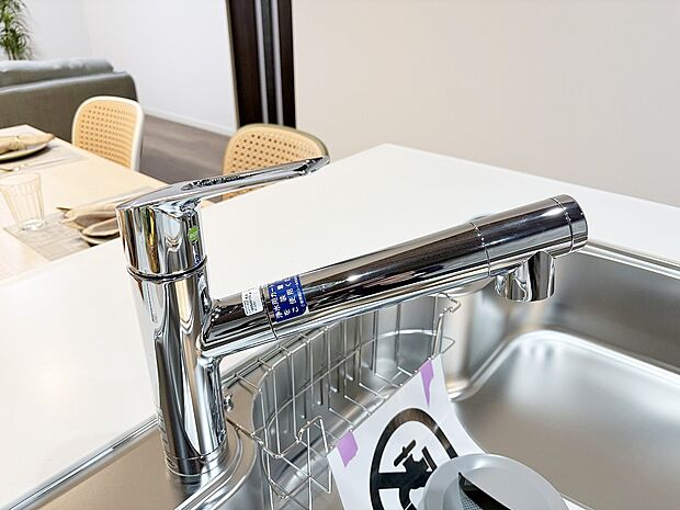 【浄水器一体型水栓】キッチンには浄水器を標準装備。最近は水を飲むという場面以外にも料理で使用したり、野菜を洗う場合もキレイな水で洗いたいという人が増えてきています。