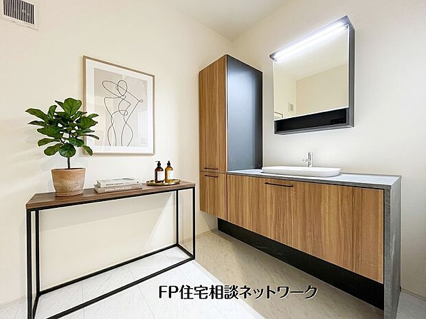 【洗面台・洗面所】【洗面台】 本画像はAIがCGで小物作成しており、実際の現地に小物は設置されておりません。また、販売価格に小物等は含まれておりません。