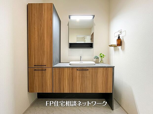 【洗面台・洗面所】【洗面台】 落ち着いた木目調とグレーの天板が、洗練されたホテルライクな空間を演出。大容量のサイドキャビネットで収納力も抜群です。機能美とデザインが両立した洗面台で、朝の準備をより贅沢で心地よいひとと