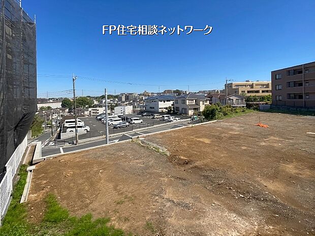 【現地外観写真】見晴らしが良く、青空が広がる開放的な売地です。陽当たりを重視する方に適した、風通しの良い立地。