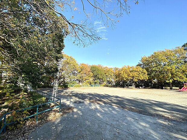 千草台第二公園(約400m・徒歩5分)