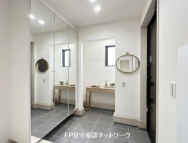 【玄関】【玄関】  本画像はAIがCGで靴・小物を作成しており、実際の現地に靴・小物は設置されておりません。また、販売価格に靴等は含まれておりません。