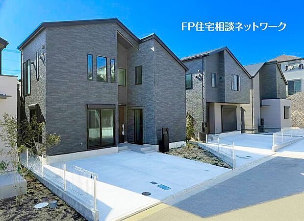 【その他】【類似外観同仕様】施工例のため分譲中の建物とは外壁、屋根開口部等の形状・仕様が異なります。