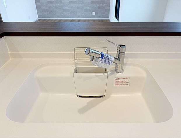 【浄水器一体型水栓】浄水と水道水を切り替えて使用できるスッキリとしたデザインの浄水器一体型水栓。ヘッドを引き出して使えるのでお料理はもちろんシンクの掃除が容易です。