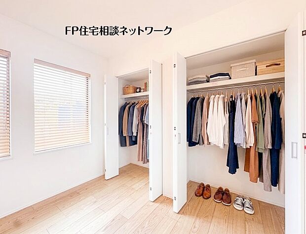 【収納】本画像の衣類、小物等はCGで販売価格に含まれず、付帯しません。ブラインドの設置は有償工事が必要です。