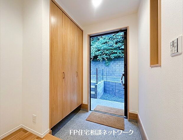 【玄関】【玄関】 木の温もりが感じられる、明るく開放的な玄関。天井まで続く大容量のシューズクロークで、いつでも整頓された空間に。ガラスドアから見える緑の景色が、心地よい暮らしを演出します。