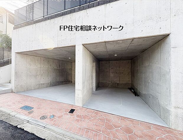 【駐車場】【地下車庫】 大切なお車を雨や風から守る、広々としたビルトインガレージ。コンクリートの無機質な質感が、愛車をより一層引き立てます。2台分の駐車スペースを確保しており、カーライフも充実すること間違いな