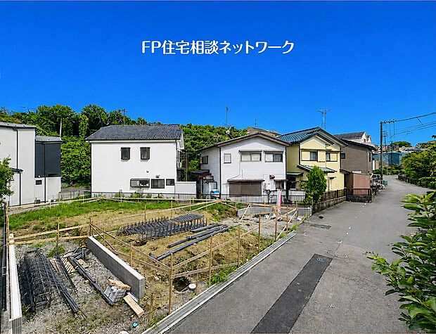 【現地外観写真】自然豊かな環境と都市の利便性を兼ね備えた、落ち着いた住宅街の一角です。前面道路に面しており、開放的で明るい住環境が期待できます。