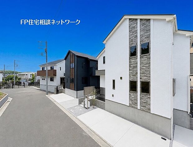 【外観】【類似外観同仕様】施工例の為、分譲中の建物とは外壁、屋根開口部等の形状・仕様が異なります。