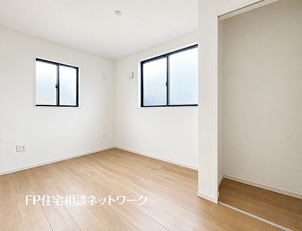 【リビング以外の居室】【洋室】 二面の窓から光を取り込める、明るく風通しの良い洋室です。荷物を整理できる収納スペースも確保されています。シンプルな内装で落ち着いた空間となっています。
