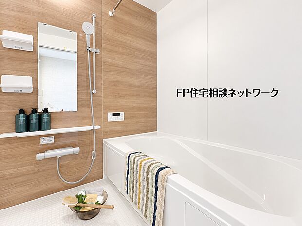 【浴室】木目調のアクセントパネルが、落ち着いた雰囲気を演出する浴室。清潔感のある白を基調とした浴槽で、一日の疲れを癒すことができます。