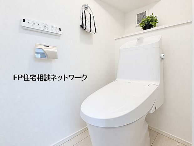 【トイレ】清潔感のある白を基調としたトイレ。タンク一体型のデザインで、すっきりとした印象を与えます。快適に過ごせる空間です。