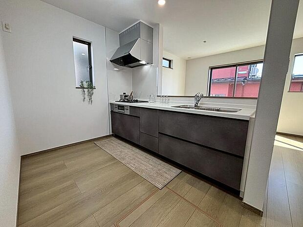 A号棟撮影
キッチンは対面式となっており、開放感かつリビングと一体感のある仕様でございます♪家族のコミュニケーションが絶えない、そんな空間を創り出していますね。調理スペースも広く使い勝手がいいです。