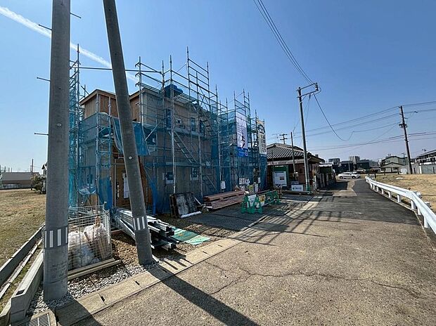 前面道路は幅員4.2mのアスファルト舗装。落ち着いた住宅街に馴染む整った路面は、小さなお子様との歩行やお車の出し入れもスムーズに行える安心の環境です♪現地(2026年3月)撮影