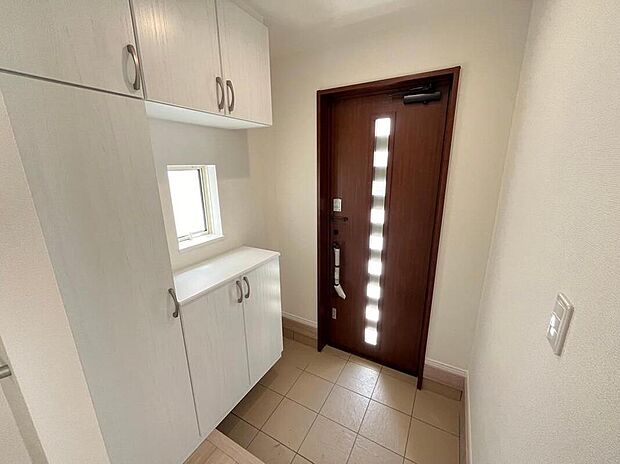 【玄関】完成施工例
明るくて広々とした玄関ホール 大型のシューズボックスを備えているので、散らかりがちな玄関もすっきりと片付きます!