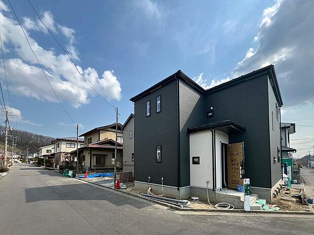 【前面道路含む現地写真】システムキッチン・シャワー付洗面化粧台・ 浴室乾燥機・TVモニタ付インターホン台など暮らしを豊かにする設備が整っています。
ご家族みんなが快適に暮らせるお住まいです。
現地(3月)撮影