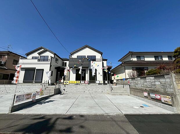 【現地外観写真】家族の安心と笑顔を包み込む住まい。心地よい環境の中で、子どもたちの成長を見守り、家族みんなで幸せな日々を紡いでいけます。現地(2026年3月)撮影