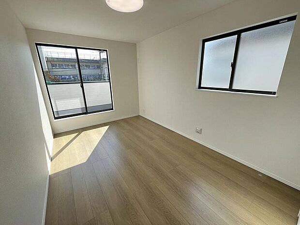 【リビング以外の居室】B号棟撮影
採光、通風が心地よいお部屋です。お子様部屋にも、お父さんの書斎にも、どんな目的でも心地よくお使いいただけるようなデザインです♪