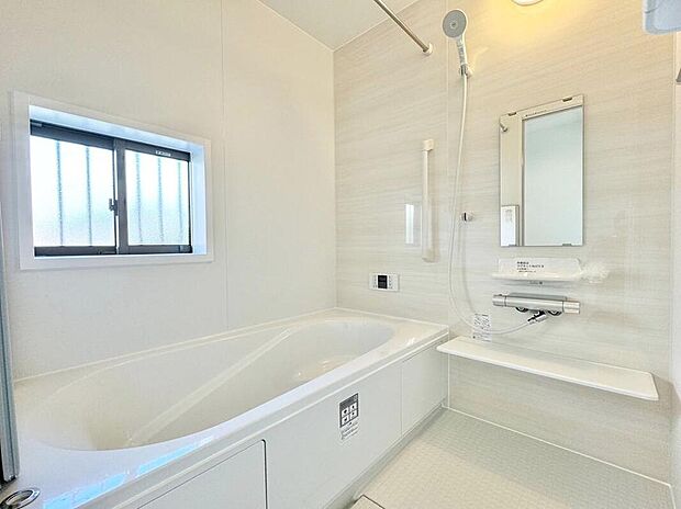 【浴室】【完成施工例】
広々大きめの浴槽。毎日の疲れを癒すゆったりくつろぎ空間♪バスは窓付きで明るく清潔。一坪タイプなので浴槽も洗い場も広くて子供とも入れて親子のコミュニケーションもとれますね♪