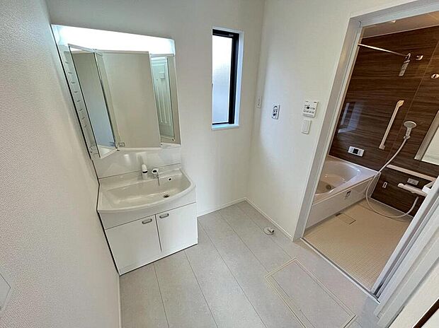 【洗面台・洗面所】現地(A号棟)撮影
白を基調とした清潔感のある三面鏡仕様の洗面台です♪鏡裏には収納スペースもあり、小物などをスッキリ片づけることが出来ます☆