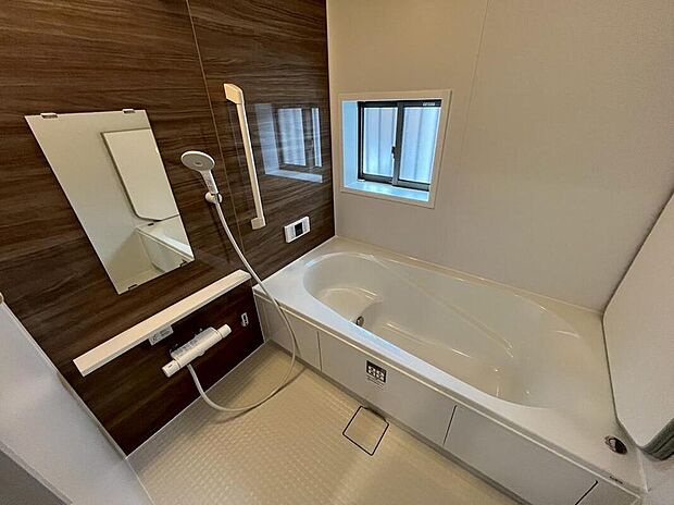 【浴室】A号棟撮影
広々大きめの浴槽。毎日の疲れを癒すゆったりくつろぎ空間♪バスは窓付きで明るく清潔。一坪タイプなので浴槽も洗い場も広くて子供とも入れて親子のコミュニケーションもとれますね♪