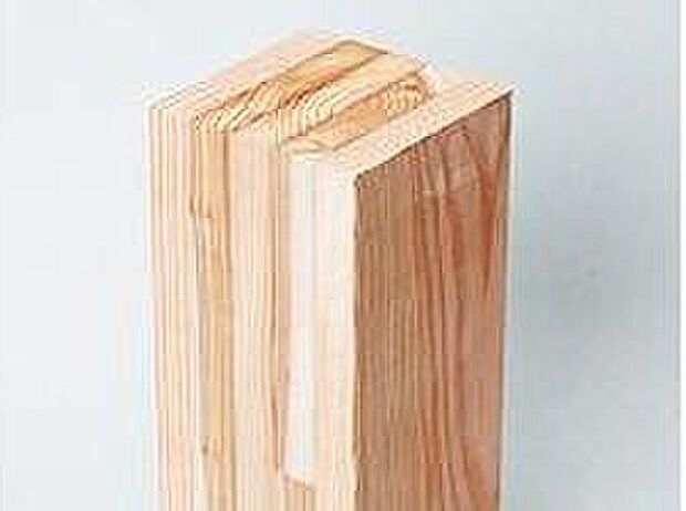 【構造用集成材】柱・梁材に構造用集成材(土台は防腐防蟻処理構造用乾燥集成材)を使用。集成材は一般材に比べて30%強度が増します。また、木材の含水率(木材に含む水の比率)を17%以下に抑えて木材を腐らないようにしています。