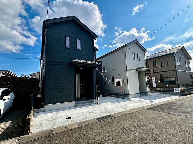 【前面道路含む現地写真】現地(2026年2月)撮影。シンプルなデザインながらおしゃれな配色の外観デザインです。