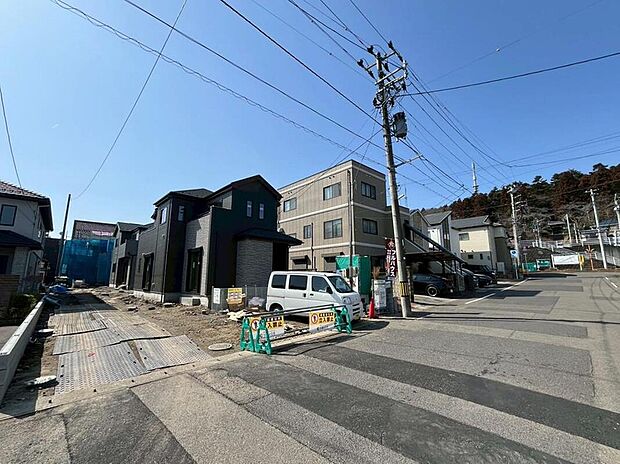【前面道路含む現地写真】小学校まで徒歩7分!お子さんの登下校も安心♪