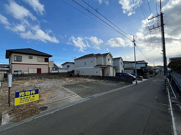 【前面道路含む現地写真】広々駐車スペース2台分!
ご夫婦で1台ずつ車を所有できます。
現地(2月)撮影