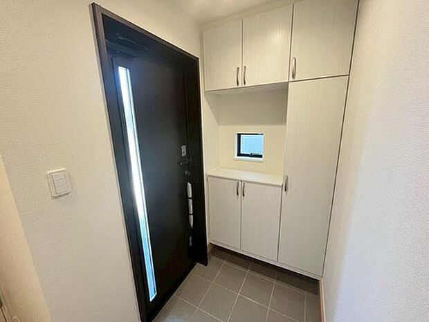 【玄関】完成施工例
明るくて広々とした玄関ホール 大型のシューズボックスを備えているので、散らかりがちな玄関もすっきりと片付きます!