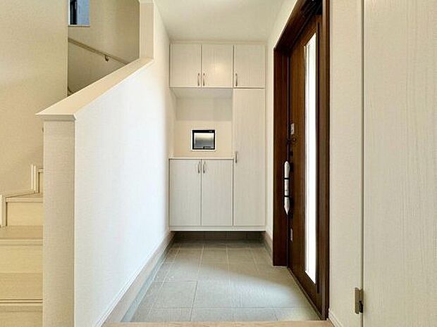 【玄関】完成施工例
明るくて広々とした玄関ホール 大型のシューズボックスを備えているので、散らかりがちな玄関もすっきりと片付きます!