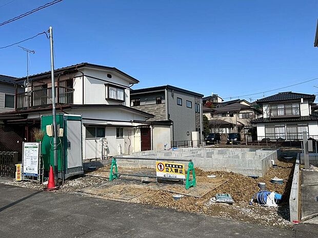 【現地外観写真】広々駐車スペース2台分!
ご夫婦で1台ずつ車を所有できます。
現地(3月)撮影