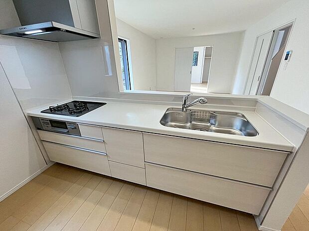 【キッチン】A号棟撮影
キッチンは対面式となっており、開放感かつリビングと一体感のある仕様でございます♪家族のコミュニケーションが絶えない、そんな空間を創り出していますね。調理スペースも広く使い勝手がいいです。