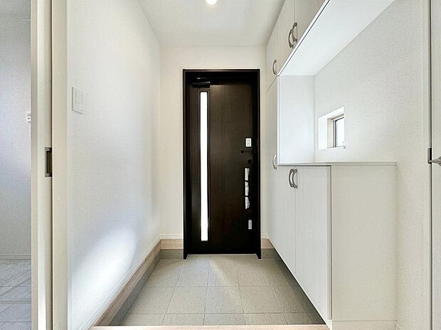 【玄関】完成施工例
明るくて広々とした玄関ホール 大型のシューズボックスを備えているので、散らかりがちな玄関もすっきりと片付きます!