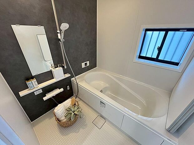 【浴室】G号棟
広々大きめの浴槽。毎日の疲れを癒すゆったりくつろぎ空間♪バスは窓付きで明るく清潔。一坪タイプなので浴槽も洗い場も広くて子供とも入れて親子のコミュニケーションもとれますね♪