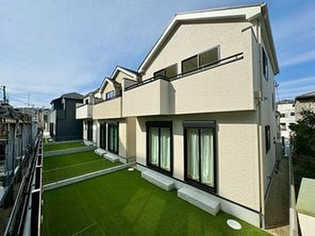 【現地外観写真】現地(3月)撮影。
日当たりの良い南面バルコニーに加え、2面以上のバルコニーを設けた開放感あふれる住設計です。