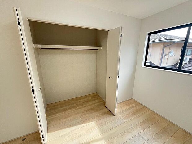 【収納】B号棟
各部屋にクローゼット完備。ゆとりの収納で片付けも掃除もテキパキ完了。もちろん、子ども部屋にもクローゼットがあるので、早くから「自分で片付け」の習慣が身につけられます。