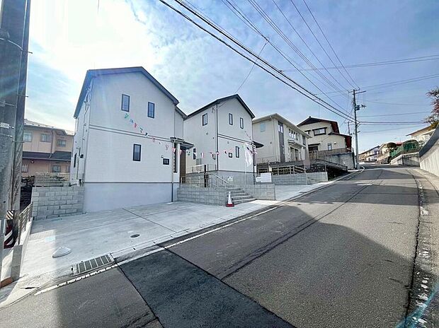 【前面道路含む現地写真】道路幅が広く見通しがよいので、お子さまの通学や自転車の出入りも安心感があります。現地(2026年2月)撮影